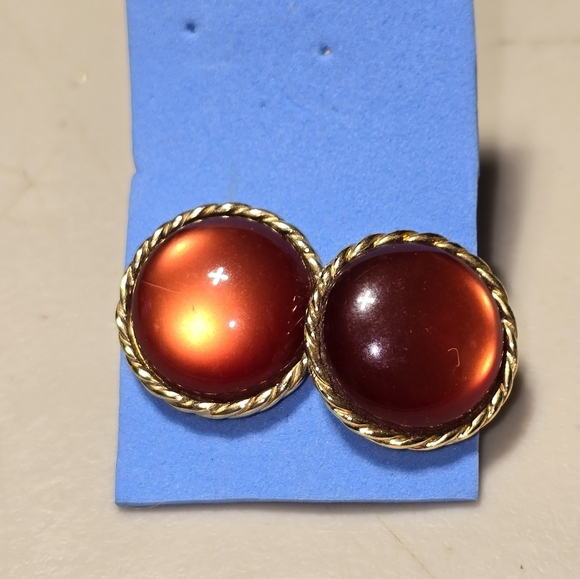 Vintage Resin Button Style Gold Tone Trim - Picture 1 of 3